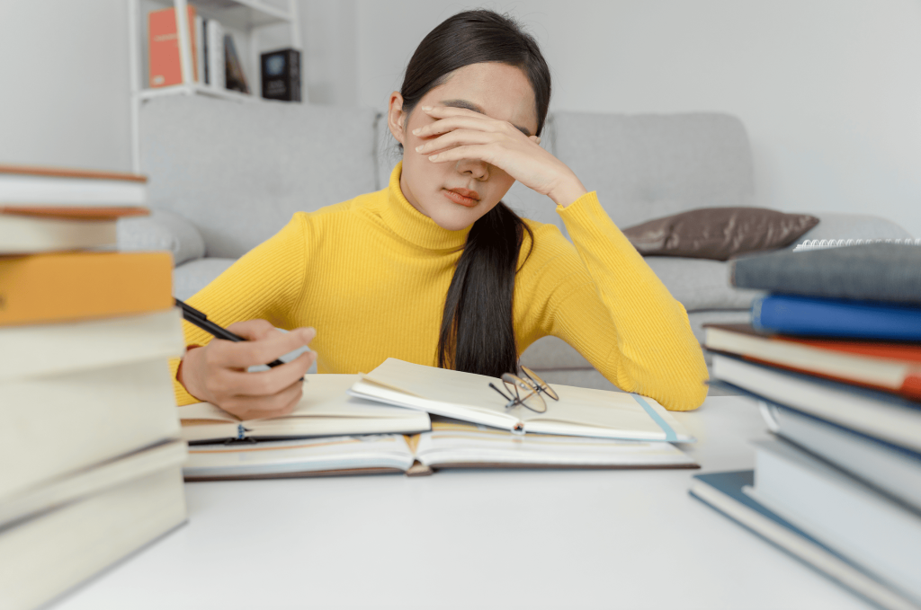 Áp lực học tập ở học sinh: Dấu hiệu, nguyên nhân và cách giải quyết hiệu quả