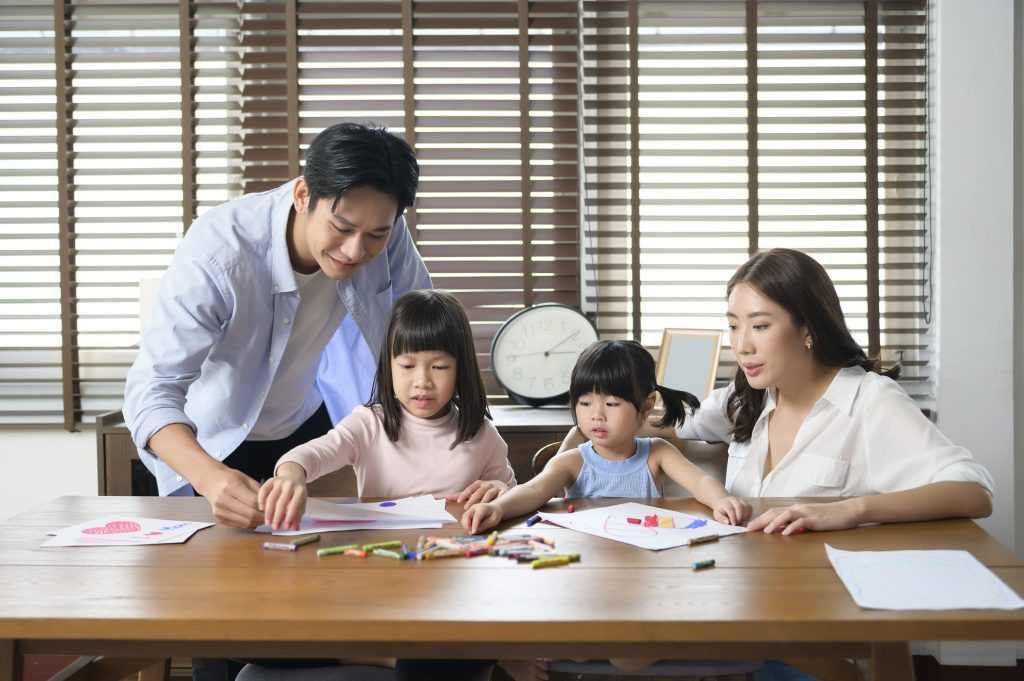 Đồng hành cùng con trong học tập: Cách phụ huynh giúp con tiến bộ bền vững