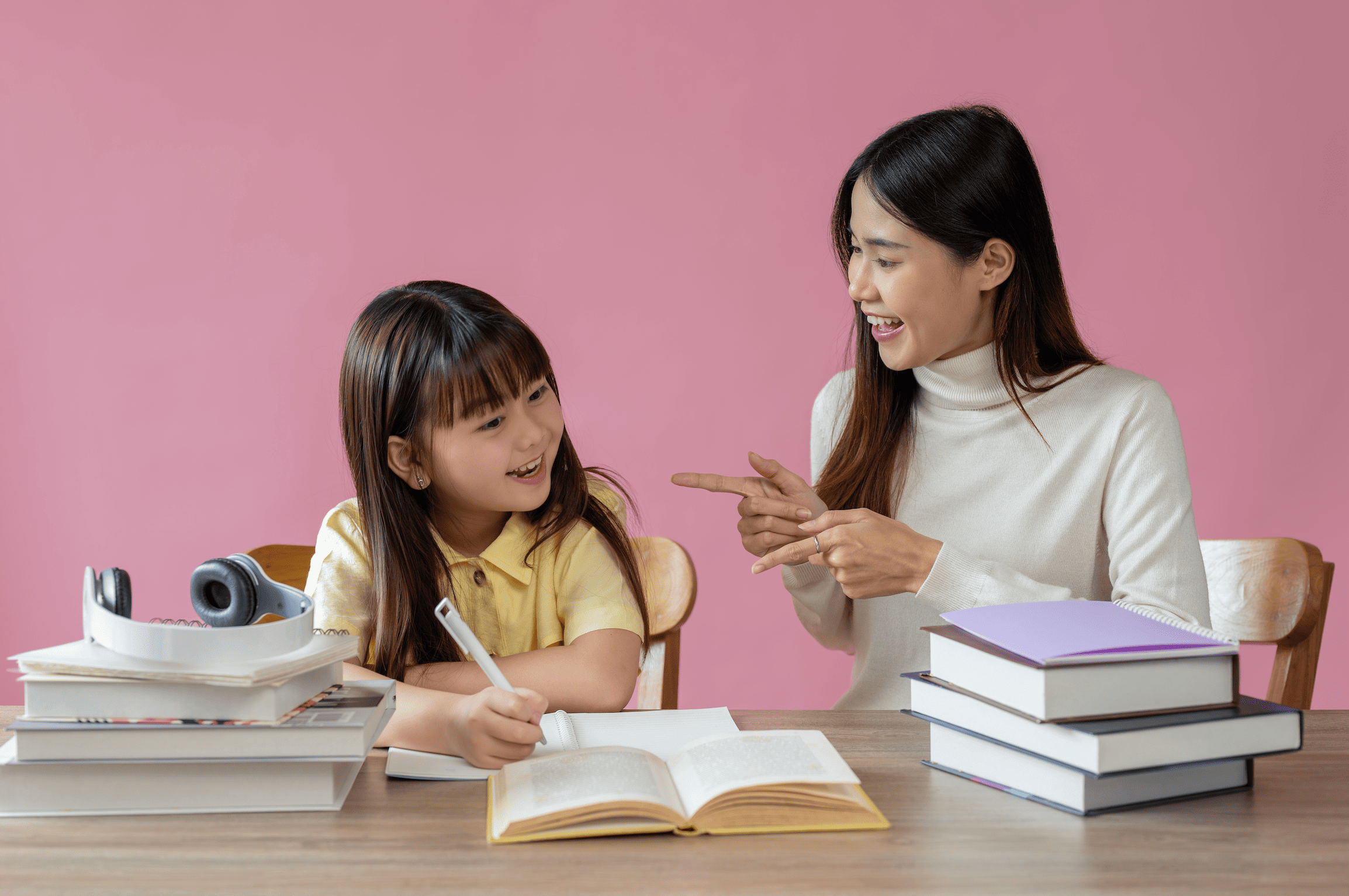 Tâm sự cùng con đúng cách: Cách giao tiếp giúp trẻ mở lòng và học tốt hơn